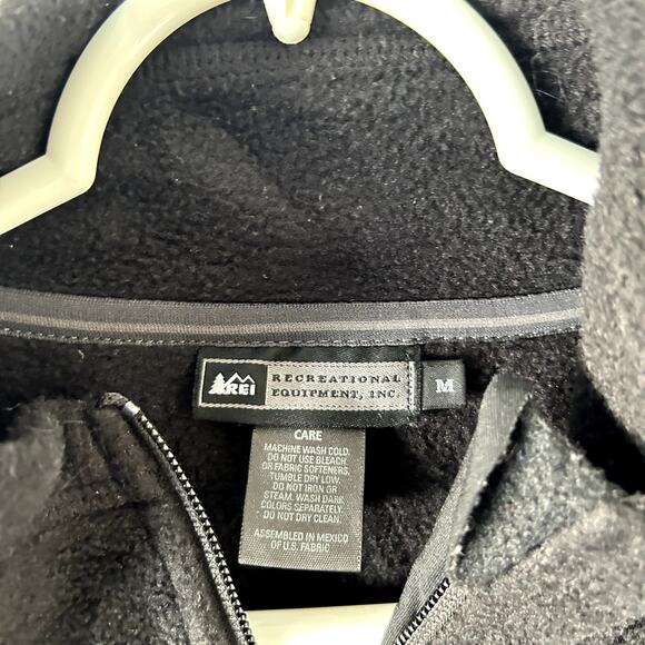 REI Performance Fleece Vest Mens M Black Full Zip Pockets Jacket Hiking Camping - Picture 3 of 6